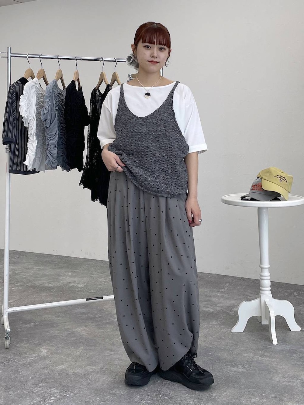 グレー系のベスト、ホワイト系のTシャツ/カットソーを着用したレディースの春コーディネートの8枚目の写真