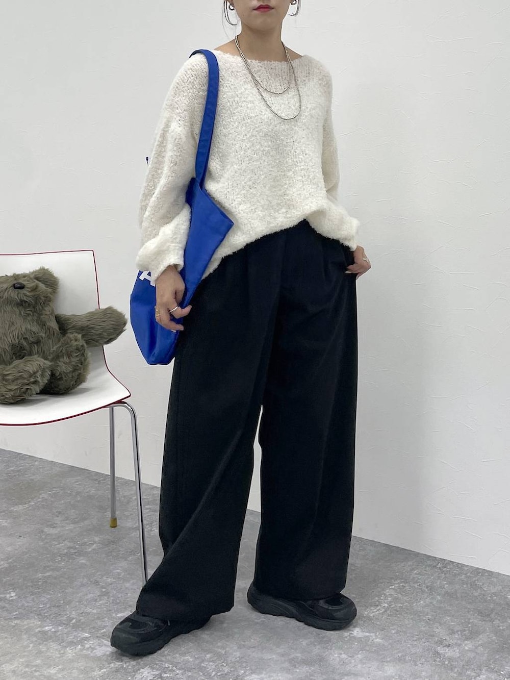 ブラック系のその他パンツ、ベージュ系のニット/セーターを着用したレディースの秋コーディネートの4枚目の写真