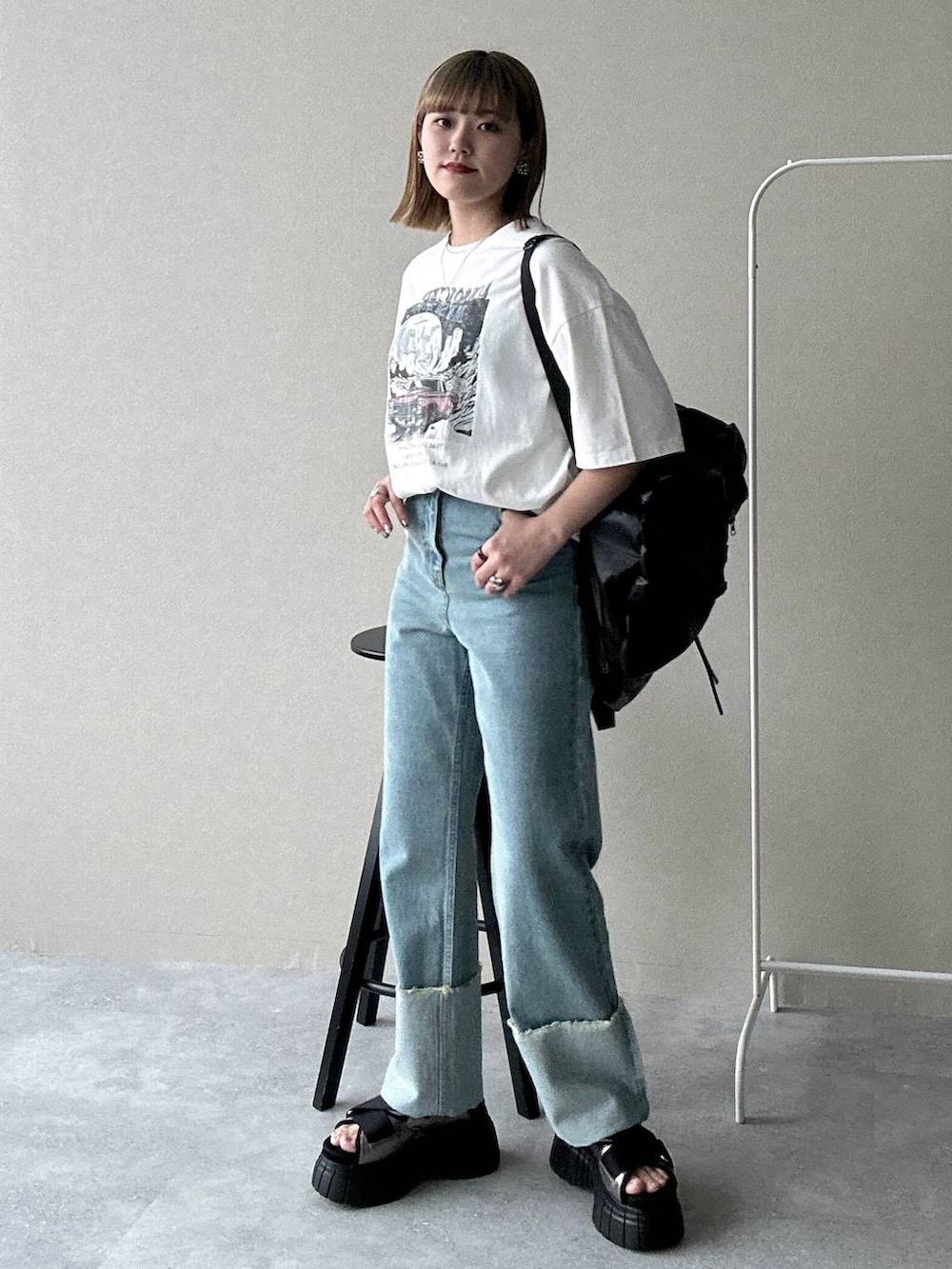 その他のスニーカー、ブラック系のショルダーバッグ、ホワイト系のTシャツ/カットソーを着用したレディースの春コーディネートの2枚目の写真