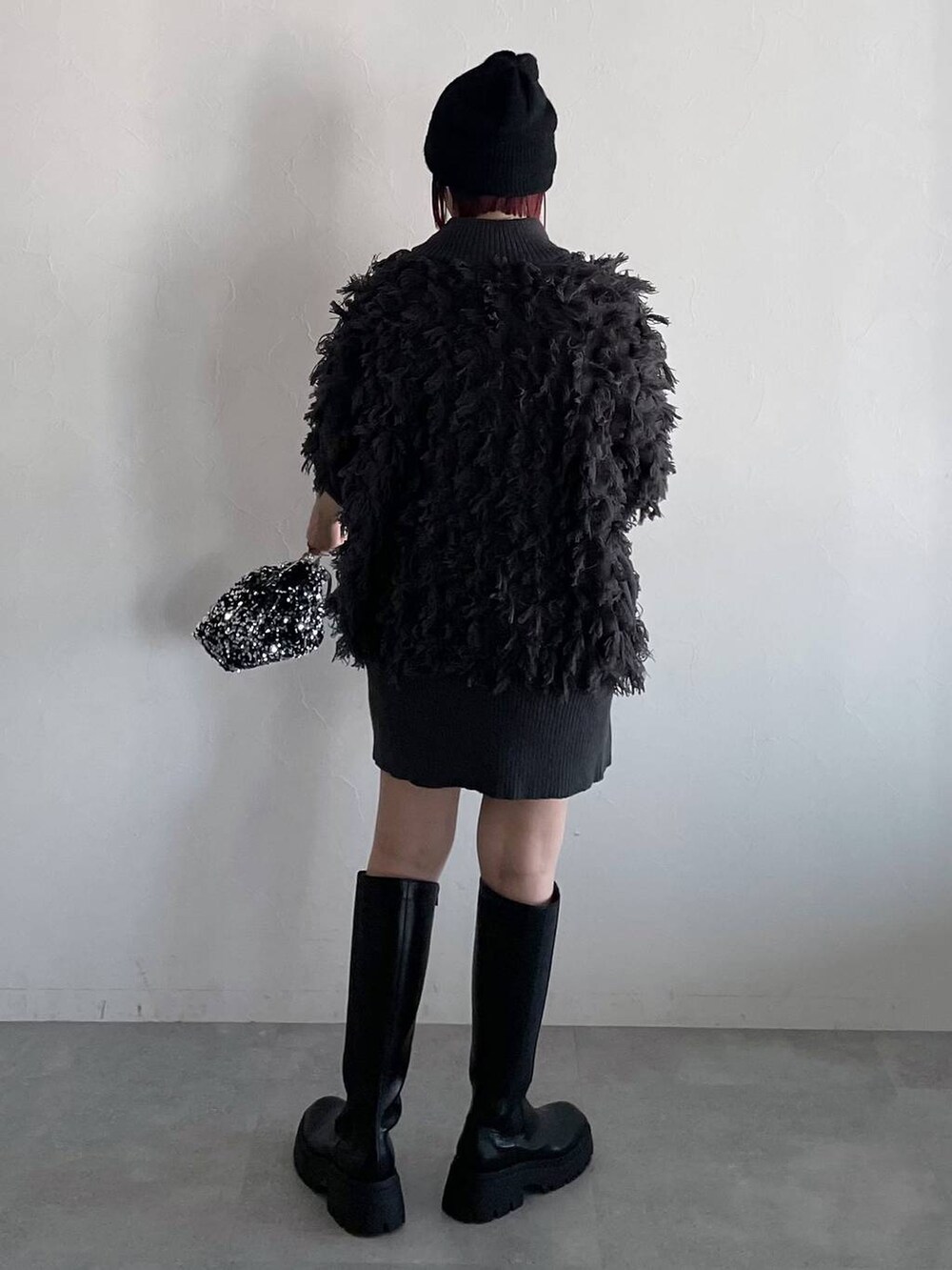 ブラック系のブーツ、グレー系のその他パンツ、シルバー系のショルダーバッグを着用したレディースの秋コーディネートの2枚目の写真