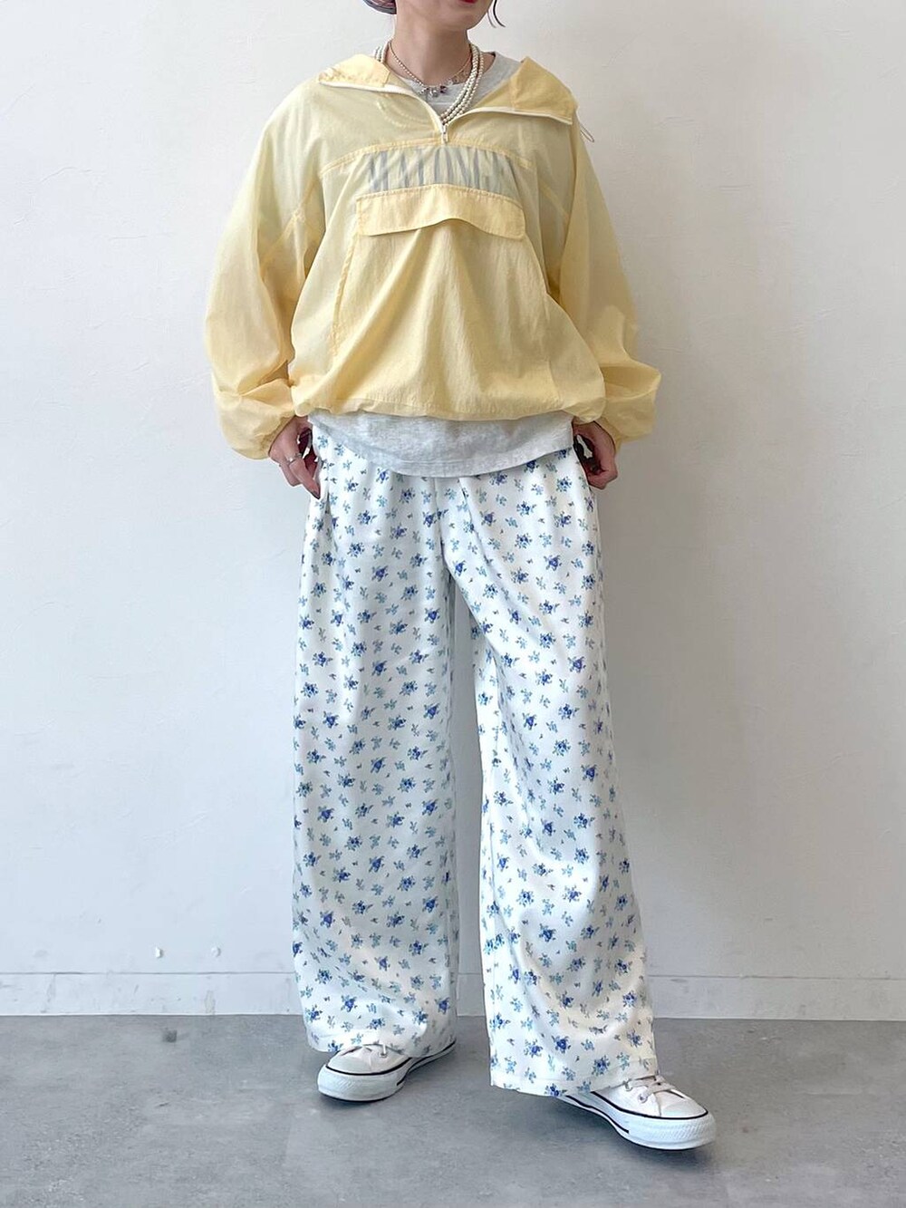 ホワイト系のその他パンツを着用したレディースの春コーディネートの4枚目の写真