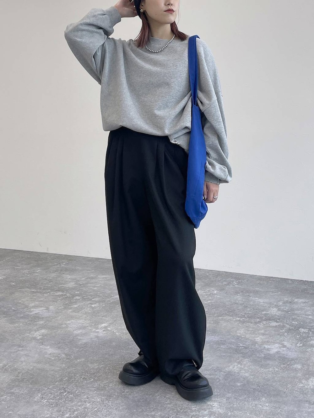 グレー系のスウェット、ブラック系のニットキャップ/ビーニーを着用したレディースの秋コーディネートの5枚目の写真