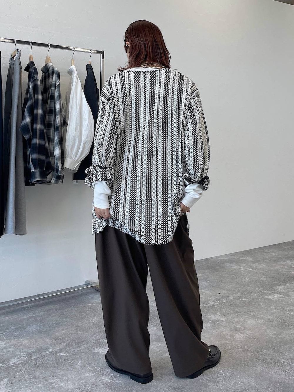ブラウン系のその他パンツ、グレー系のTシャツ/カットソー、その他のシャツ/ブラウスを着用したレディースの秋コーディネートの3枚目の写真