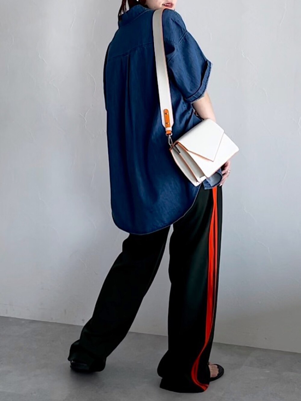 グリーン系のスウェットパンツ、ブルー系のシャツ/ブラウス、ベージュ系のタンクトップを着用したレディースの夏コーディネートの5枚目の写真