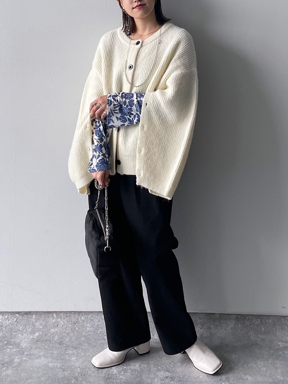 ブラック系のその他パンツ、ホワイト系のブーツ、パープル系のTシャツ/カットソーを着用したレディースの冬コーディネートの6枚目の写真