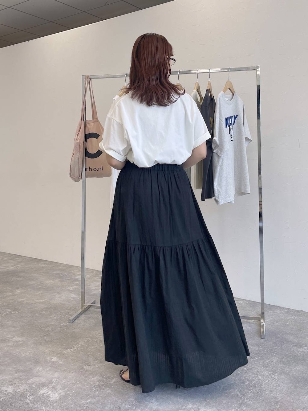 ホワイト系のTシャツ/カットソーを着用したレディースの夏コーディネートの4枚目の写真