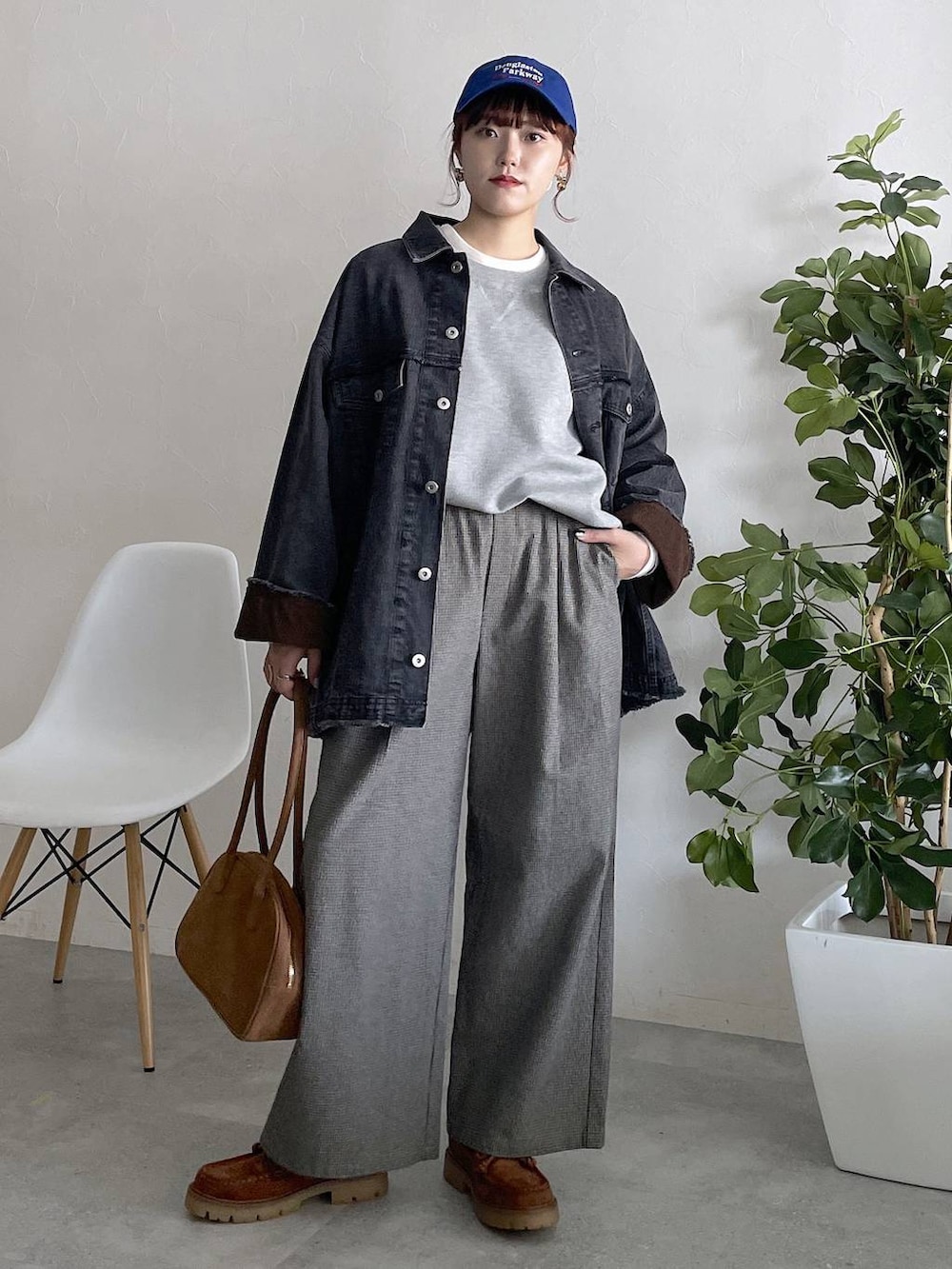ブラック系のデニムジャケット、その他のその他パンツ、ホワイト系のTシャツ/カットソーを着用したレディースの秋コーディネートの3枚目の写真