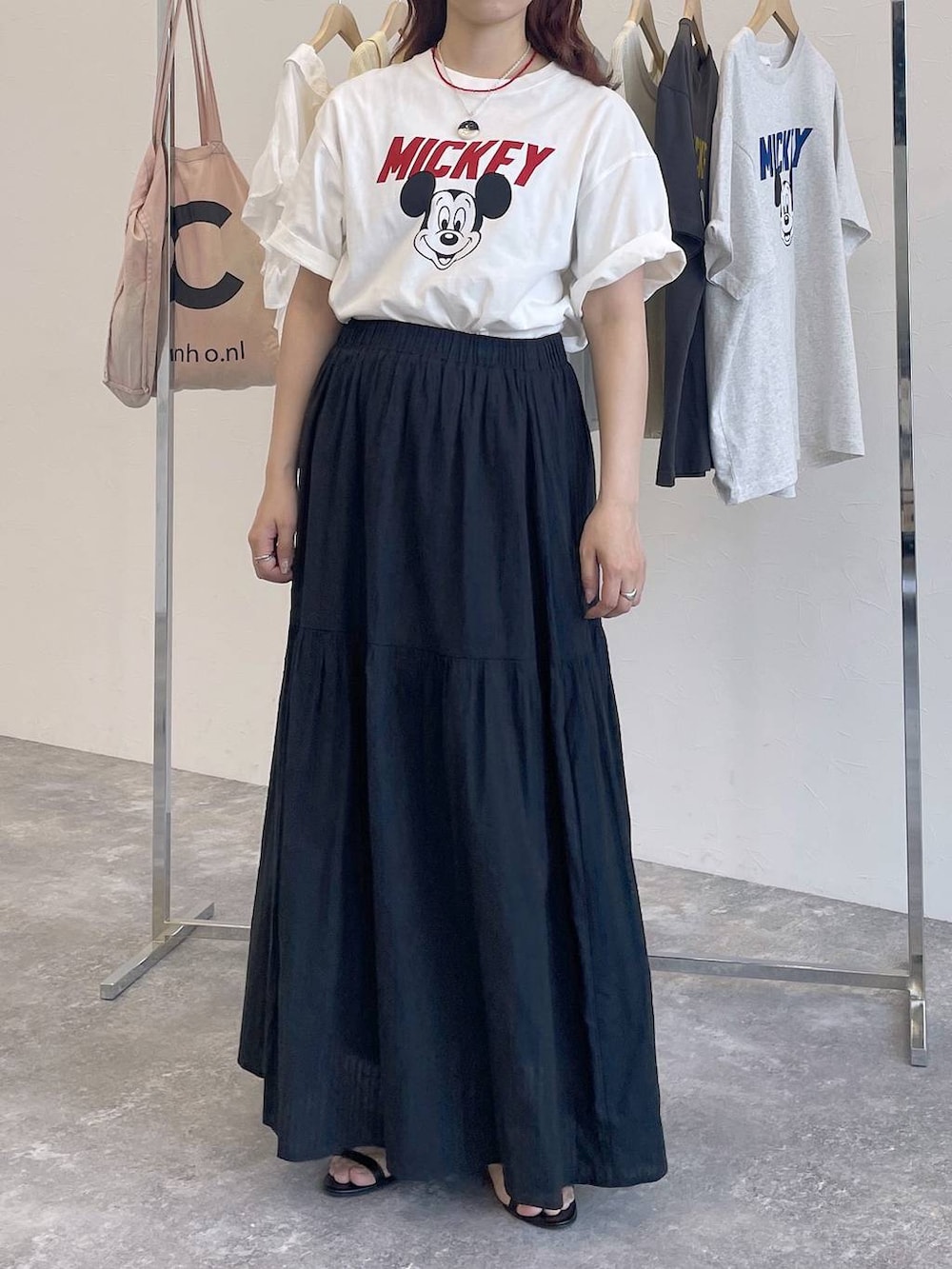 ホワイト系のTシャツ/カットソーを着用したレディースの夏コーディネートの5枚目の写真