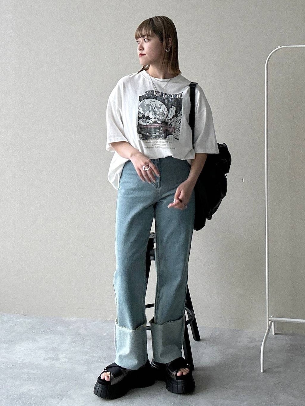 その他のスニーカー、ブラック系のショルダーバッグ、ホワイト系のTシャツ/カットソーを着用したレディースの春コーディネートの3枚目の写真