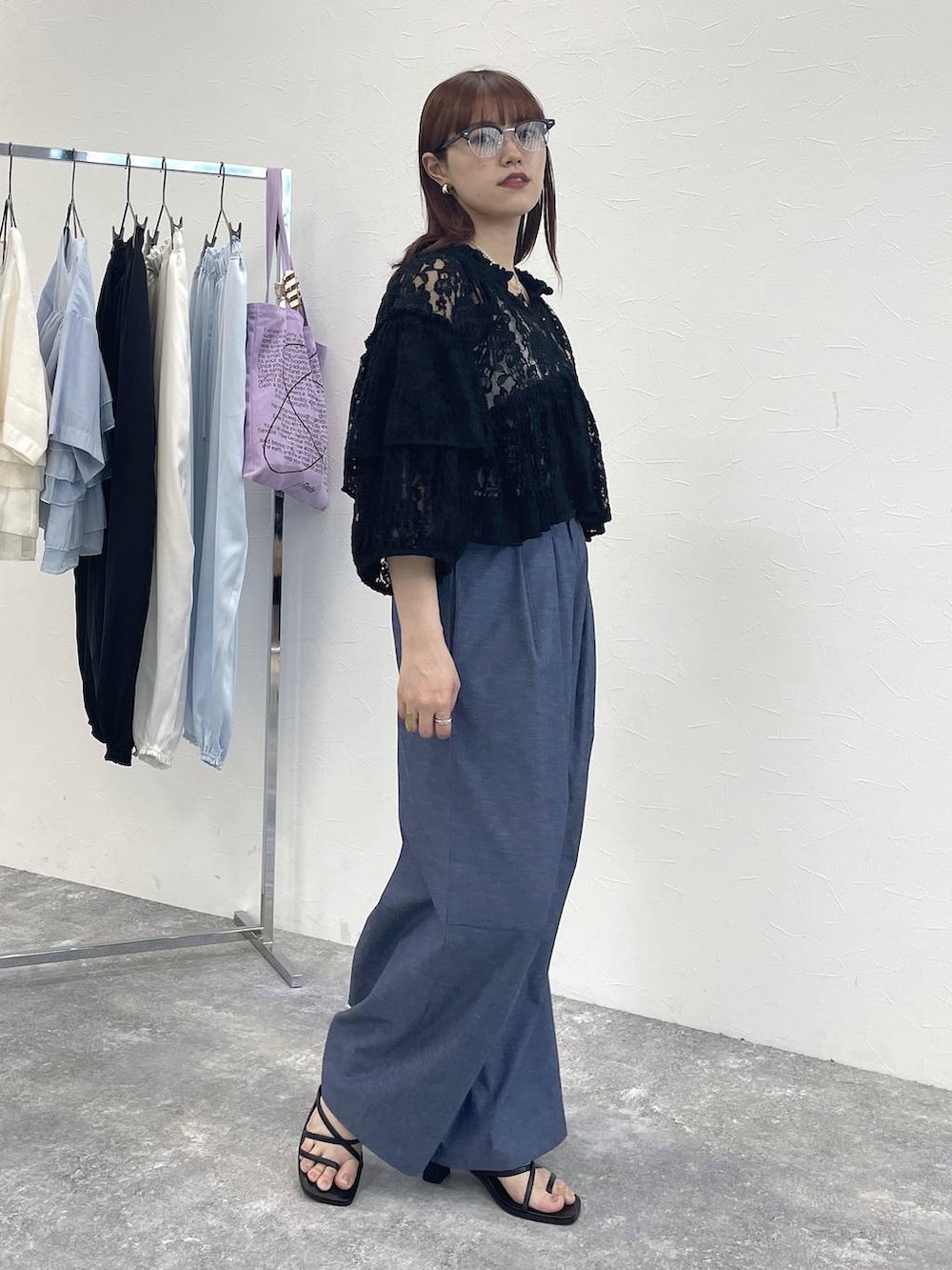 ブラック系のシャツ/ブラウス、ブルー系のデニムパンツを着用したレディースの春コーディネートの4枚目の写真