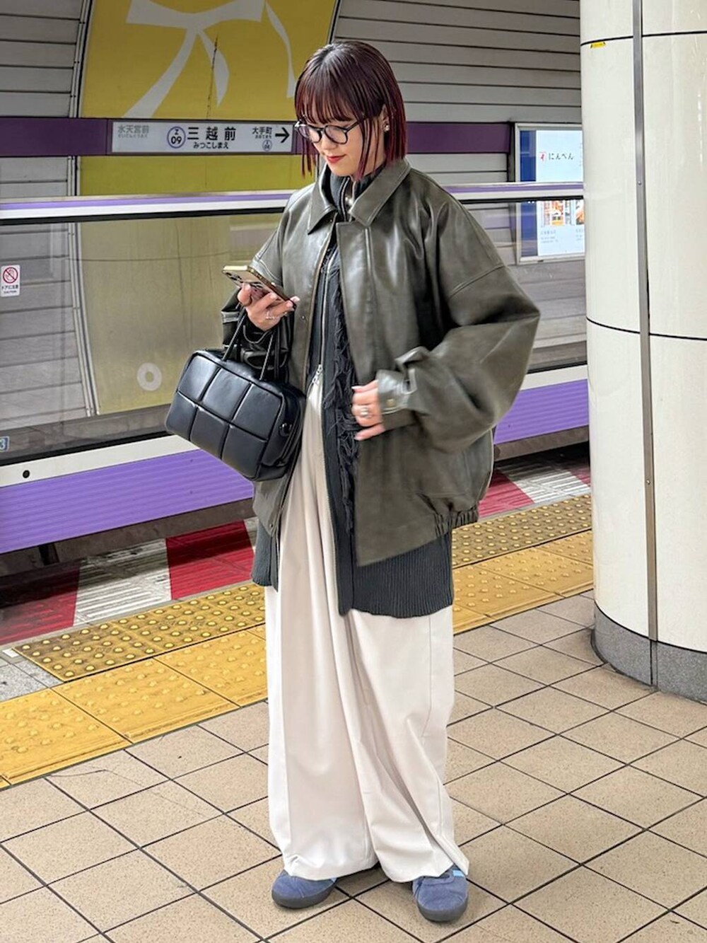 ブラウン系のブルゾン、ベージュ系のスラックス、グレー系のニット/セーターを着用したレディースの秋コーディネートの4枚目の写真