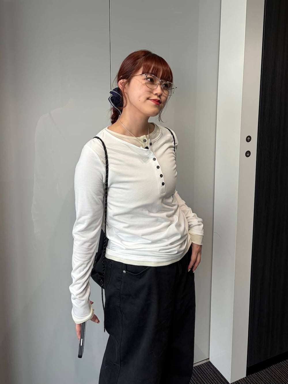 ブラック系のデニムパンツを着用したレディースの春コーディネートの7枚目の写真