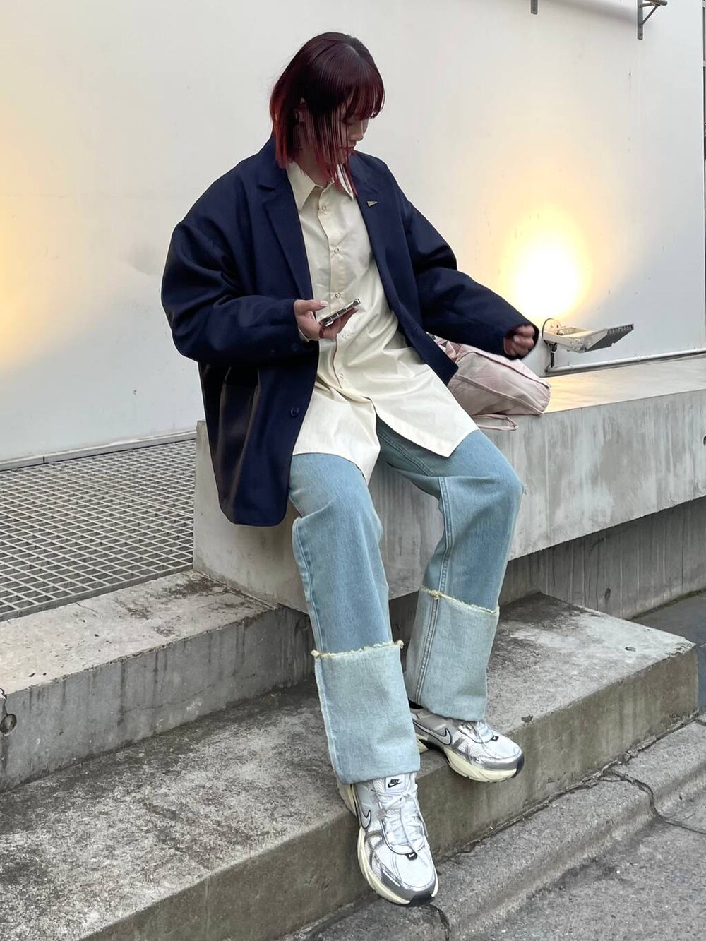 ブルー系のテーラードジャケット、ベージュ系のシャツ/ブラウス、ブルー系のデニムパンツを着用したレディースの春コーディネートの8枚目の写真