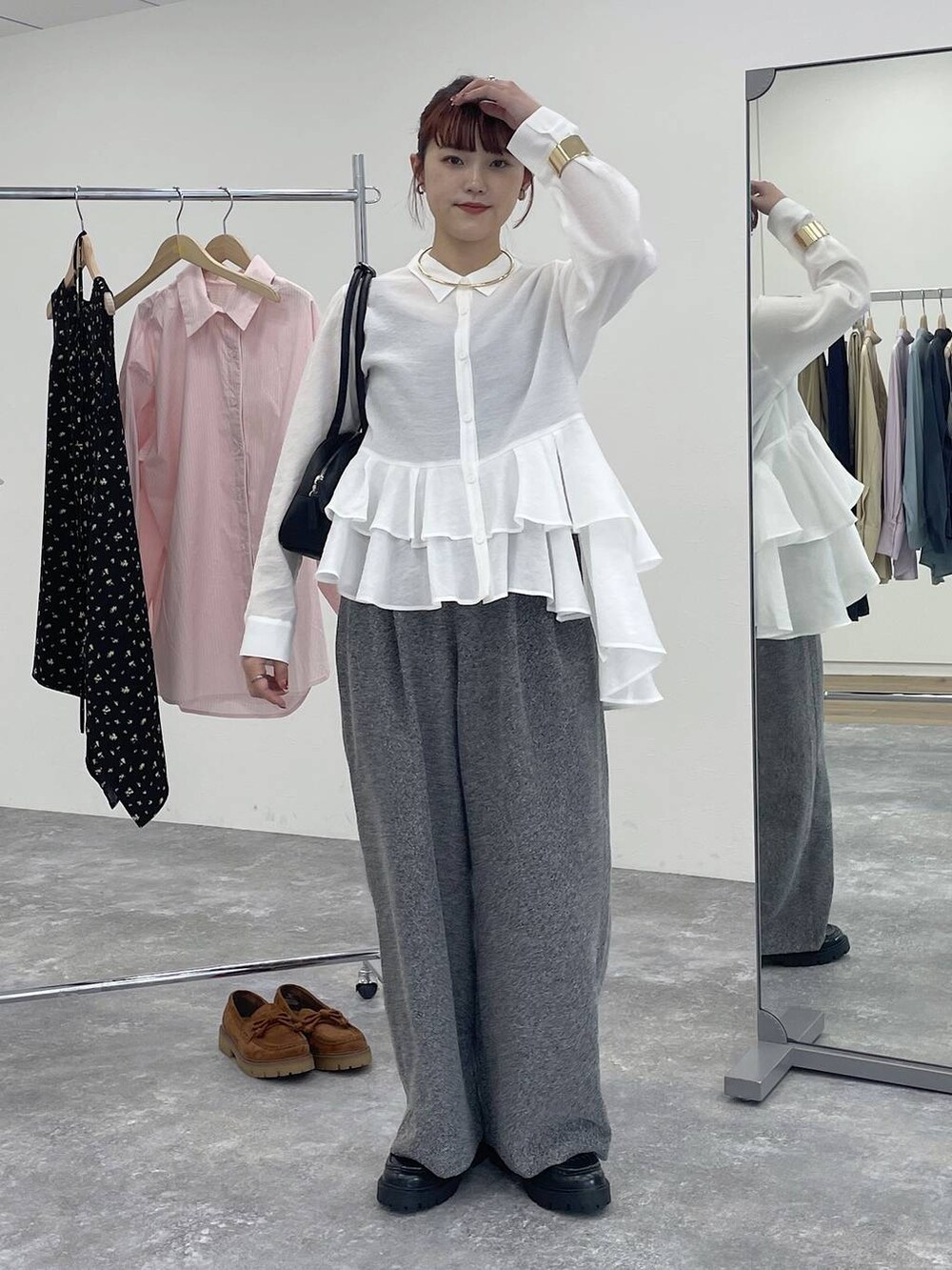 ブラック系のその他パンツ、ホワイト系のシャツ/ブラウスを着用したレディースの冬コーディネートの4枚目の写真