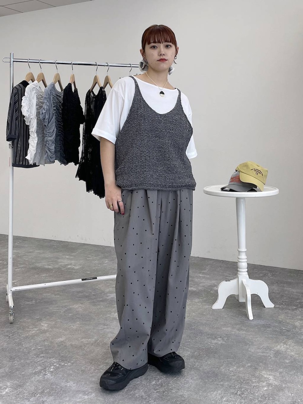 グレー系のベスト、ホワイト系のTシャツ/カットソーを着用したレディースの春コーディネートの2枚目の写真