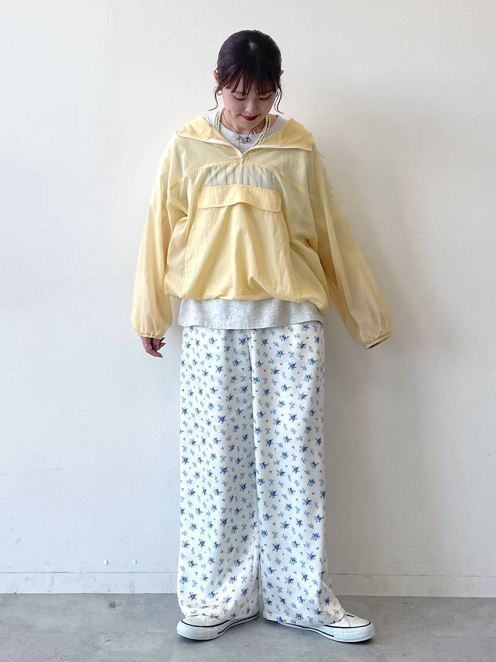 ホワイト系のその他パンツを着用したレディースの春コーディネートの5枚目の写真