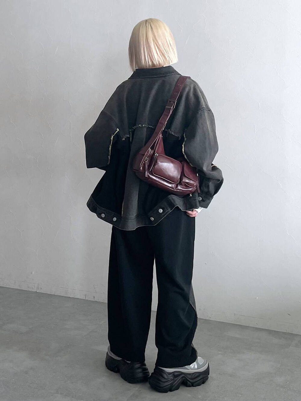 ホワイト系のTシャツ/カットソー、ブラック系のデニムパンツ、ブラック系のブルゾンを着用したレディースの夏コーディネートの2枚目の写真