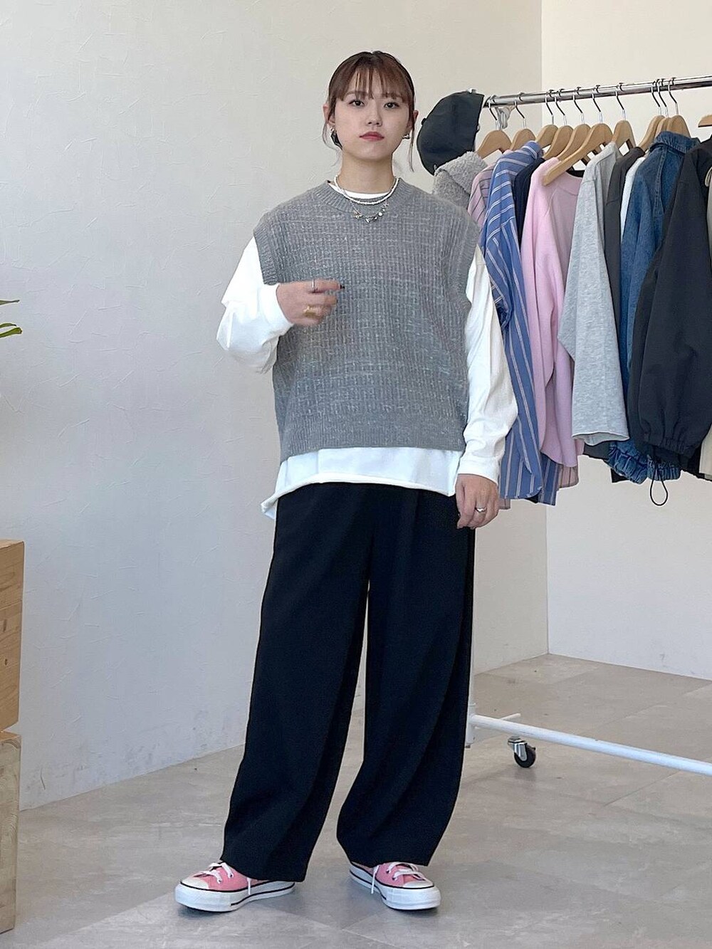 ブラック系のその他パンツ、ホワイト系のTシャツ/カットソー、グレー系のベストを着用したレディースの冬コーディネートの6枚目の写真