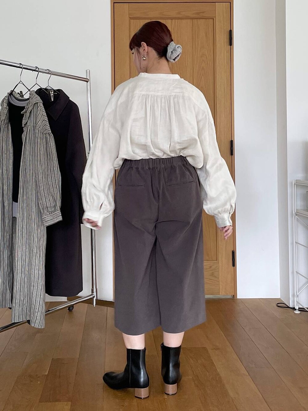 ホワイト系のシャツ/ブラウス、グレー系のその他パンツを着用したレディースの秋コーディネートの3枚目の写真