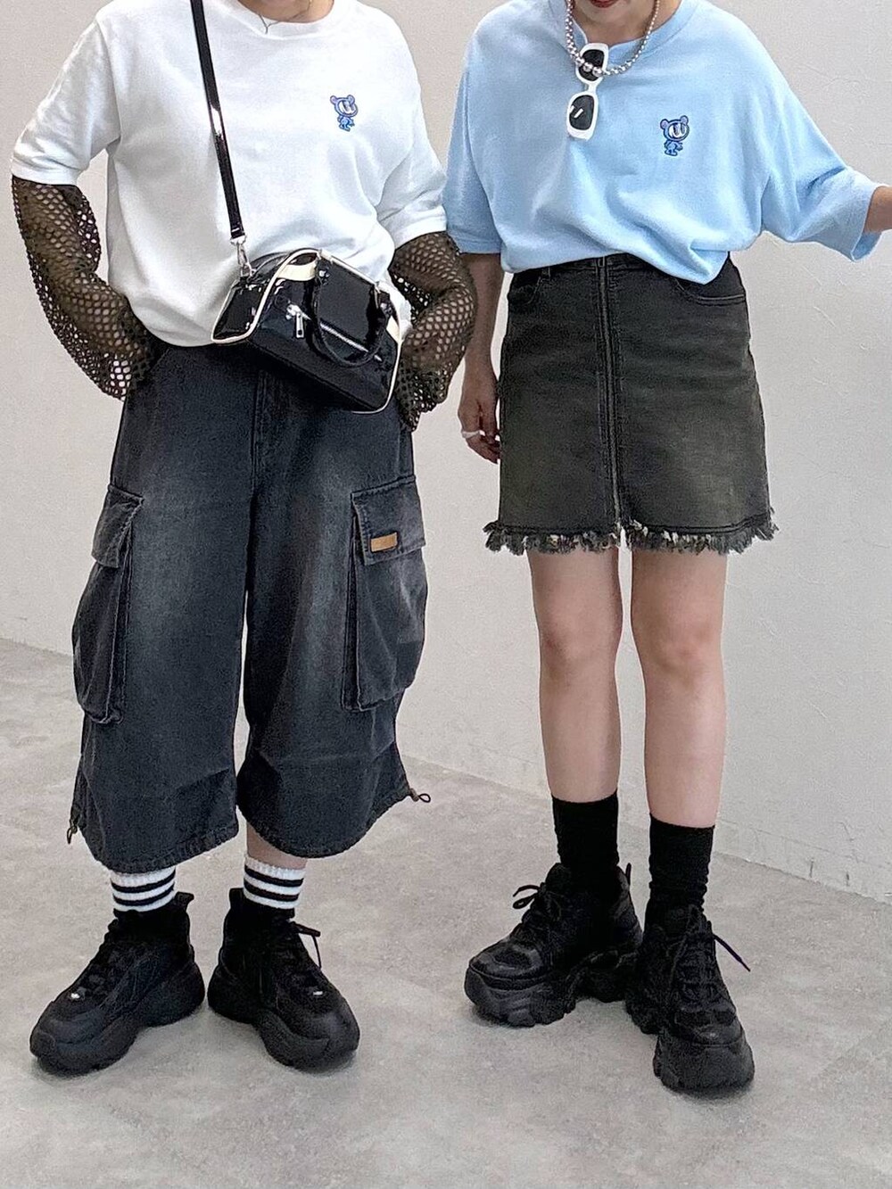 シルバー系のショルダーバッグ、ブラック系のショルダーバッグ、ブラック系のデニムパンツを着用したレディースの夏コーディネートの3枚目の写真