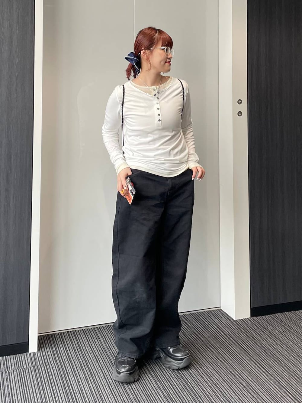 ブラック系のデニムパンツを着用したレディースの春コーディネートの6枚目の写真