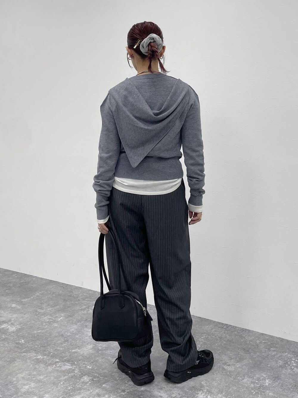 ホワイト系のTシャツ/カットソーを着用したレディースの秋コーディネートの3枚目の写真