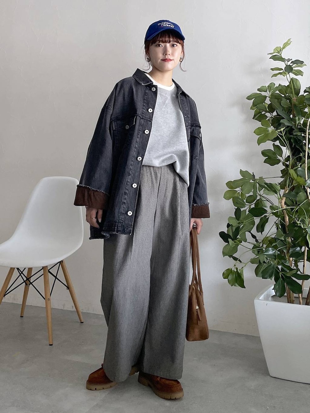 ブラック系のデニムジャケット、その他のその他パンツ、ホワイト系のTシャツ/カットソーを着用したレディースの秋コーディネートの4枚目の写真
