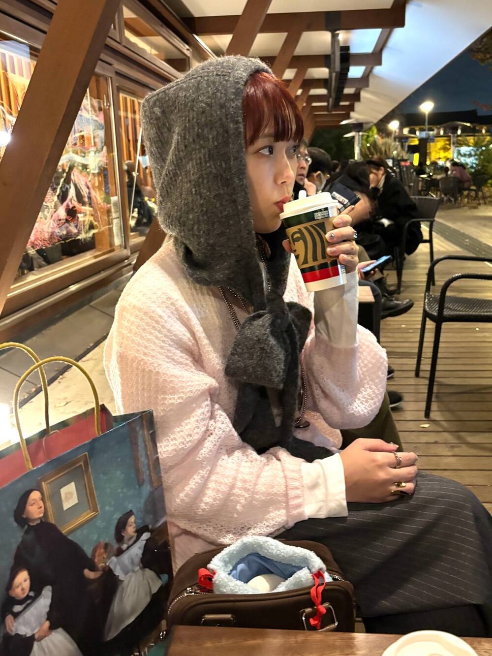 ピンク系のニット/セーター、グレー系のスラックス、グレー系のマフラーを着用したレディースの冬コーディネートの3枚目の写真