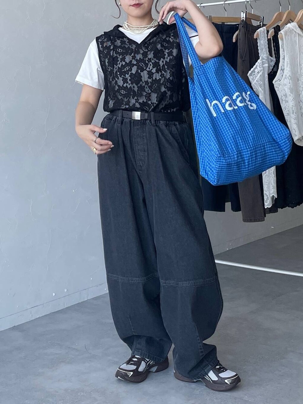 ブラック系のベルトを着用したレディースの夏コーディネートの7枚目の写真