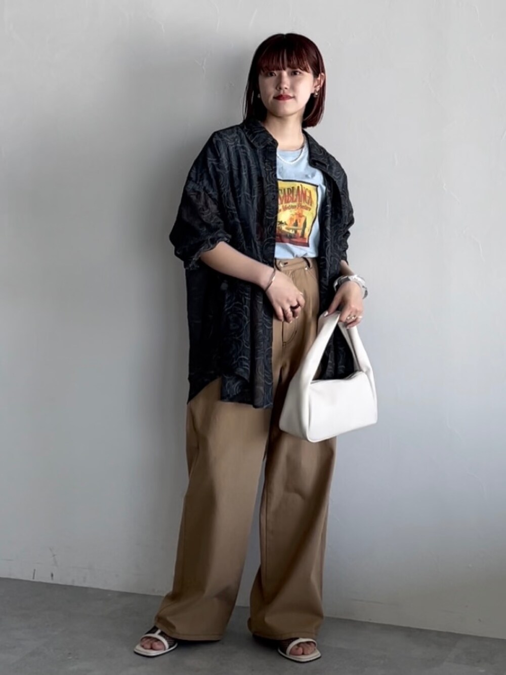 ブラック系のシャツ/ブラウス、ブルー系のTシャツ/カットソー、ベージュ系のその他パンツを着用したレディースの春コーディネートの3枚目の写真