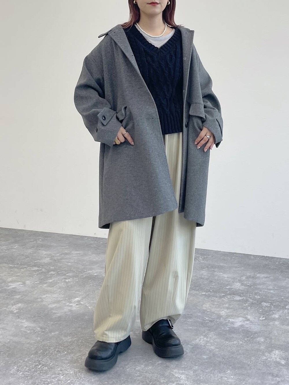 グレー系のその他アウター、グレー系のTシャツ/カットソー、ブラック系のベストを着用したレディースの秋コーディネートの4枚目の写真