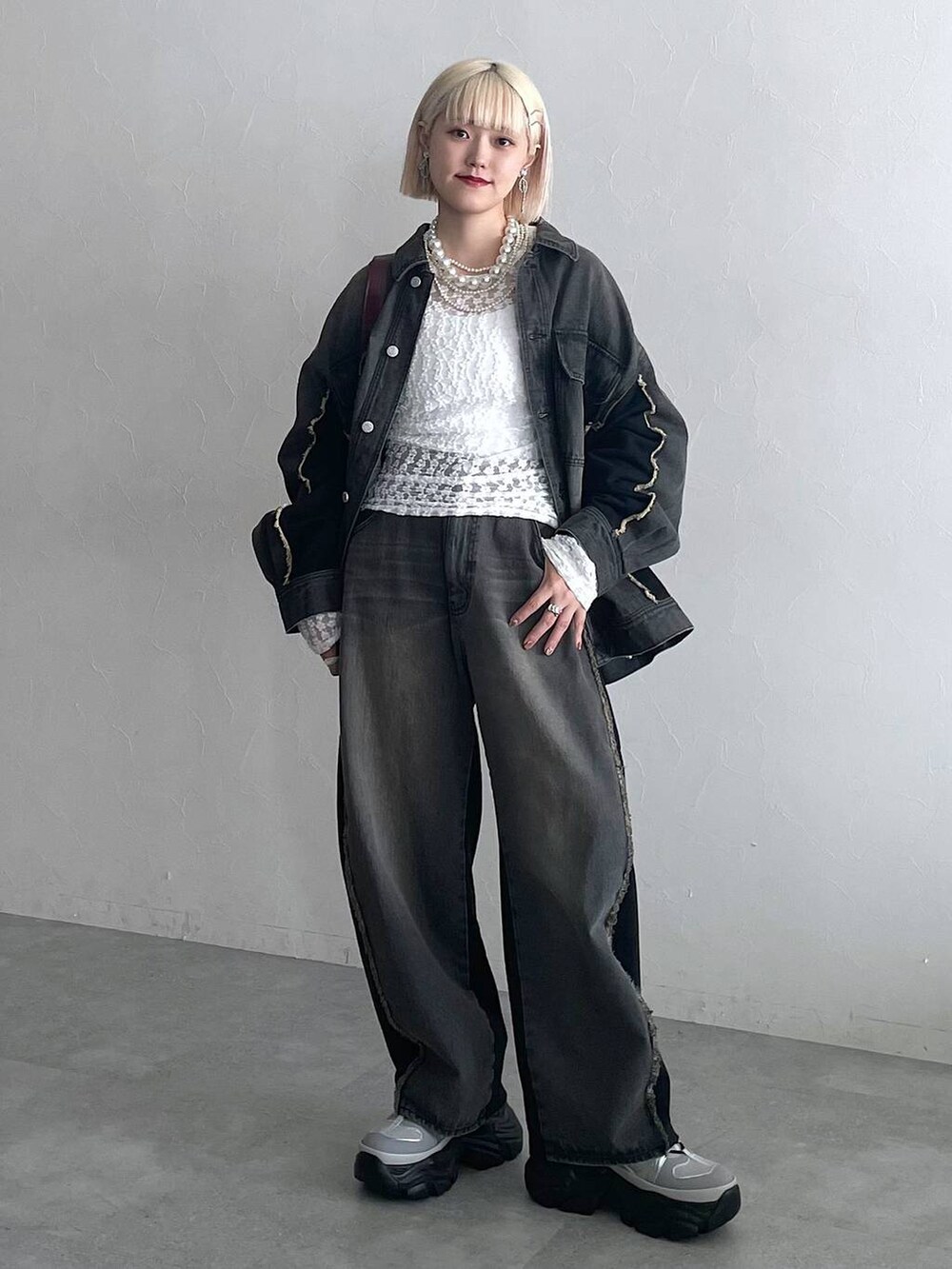 ホワイト系のTシャツ/カットソー、ブラック系のデニムパンツ、ブラック系のブルゾンを着用したレディースの夏コーディネートの9枚目の写真