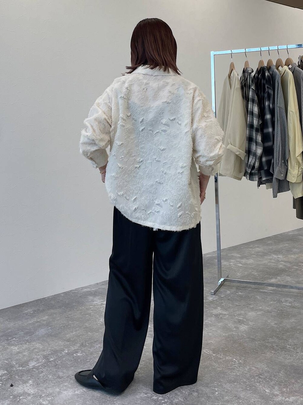 ホワイト系のシャツ/ブラウス、ブラック系のその他パンツを着用したレディースの秋コーディネートの3枚目の写真