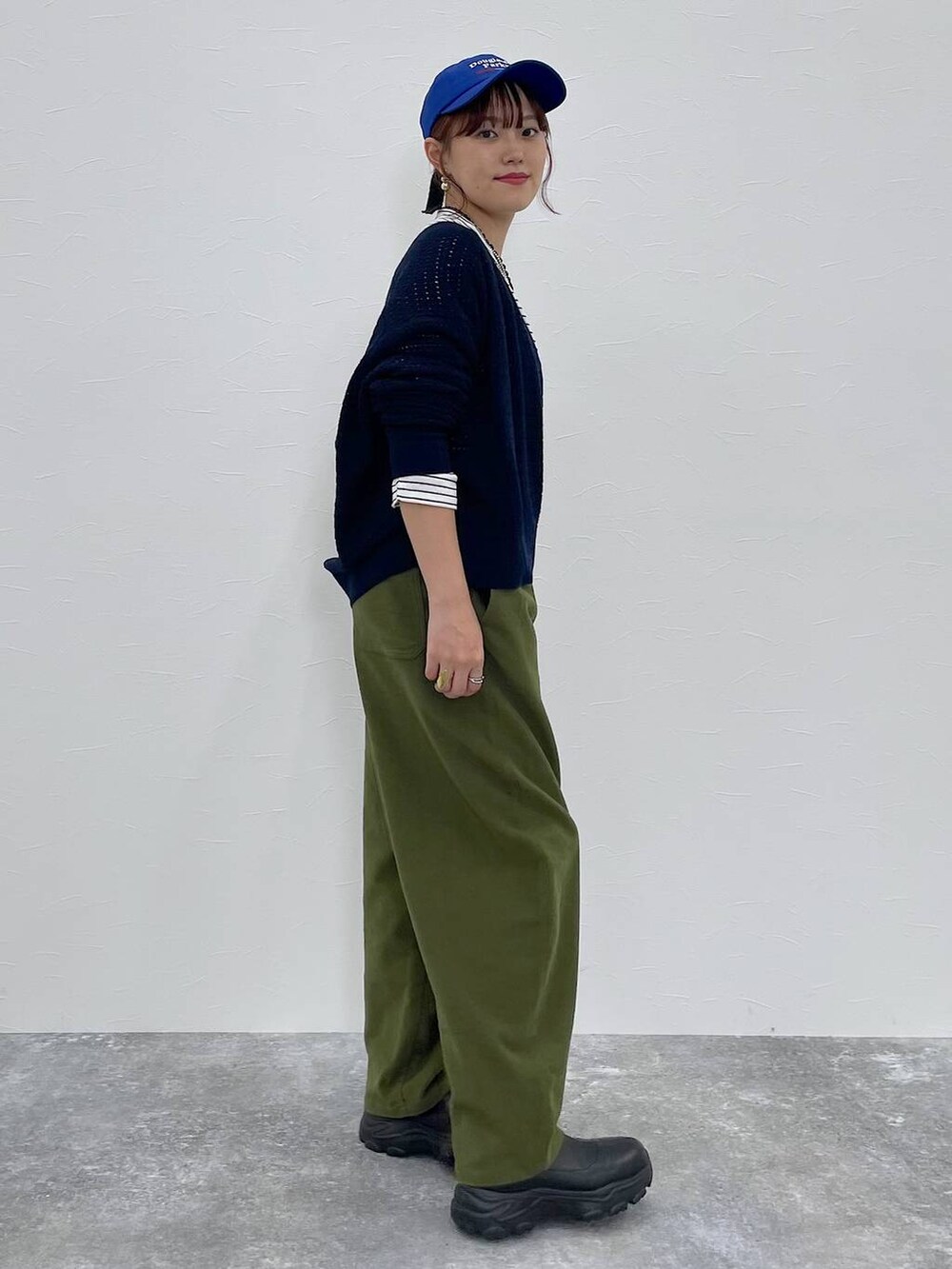 グリーン系のその他パンツ、ブラック系のブーツ、その他のTシャツ/カットソーを着用したレディースの秋コーディネートの4枚目の写真