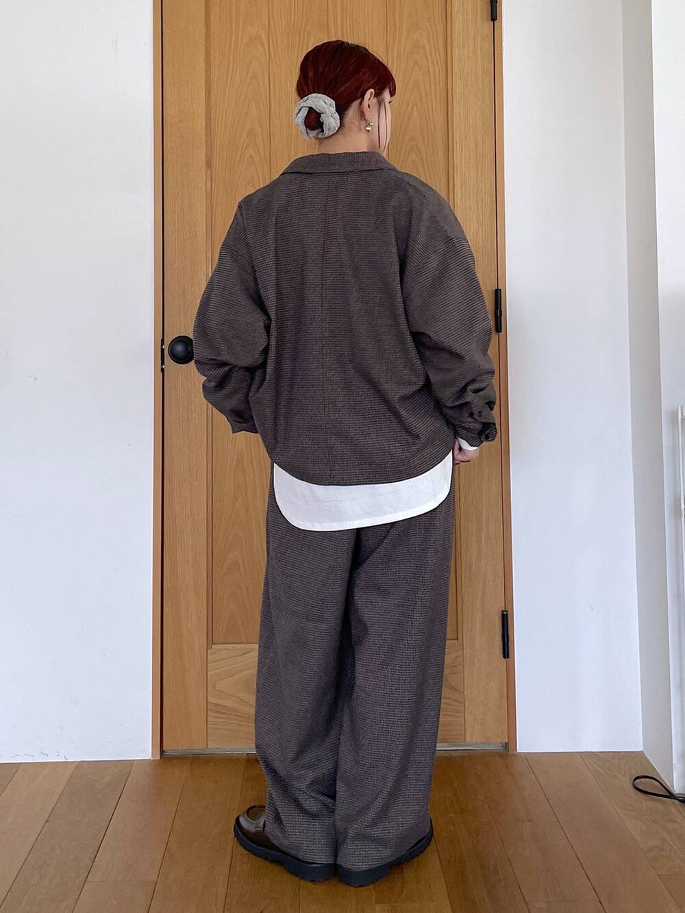 ブラウン系のローファー、その他のその他パンツを着用したレディースの秋コーディネートの4枚目の写真