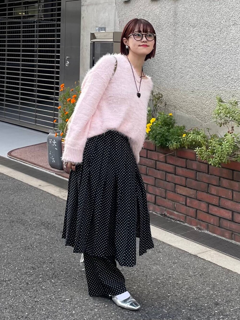 シルバー系のサンダル、ブラック系のその他パンツ、ブラック系のネックレスを着用したレディースの秋コーディネートの4枚目の写真