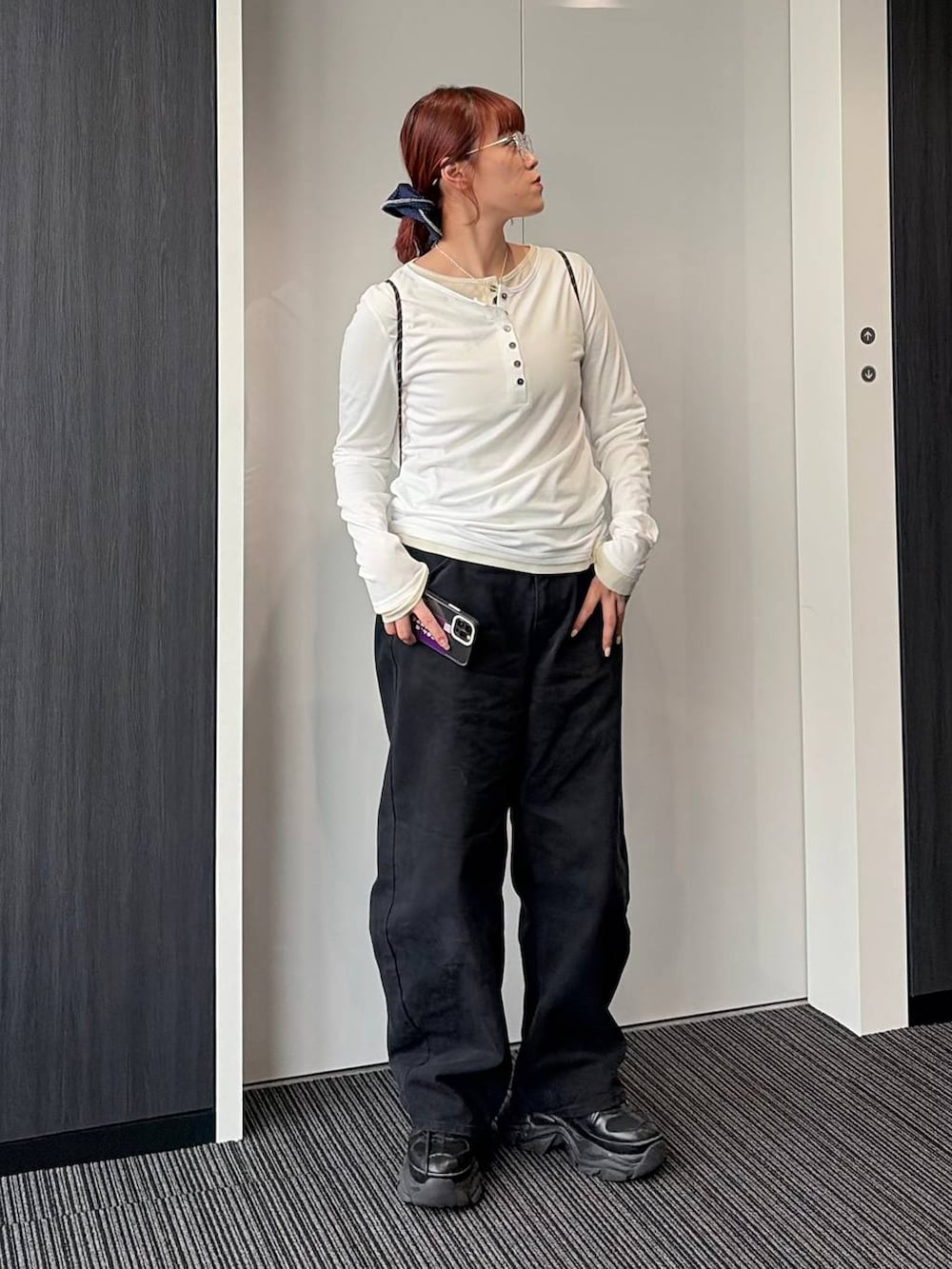 ブラック系のデニムパンツを着用したレディースの春コーディネートの5枚目の写真