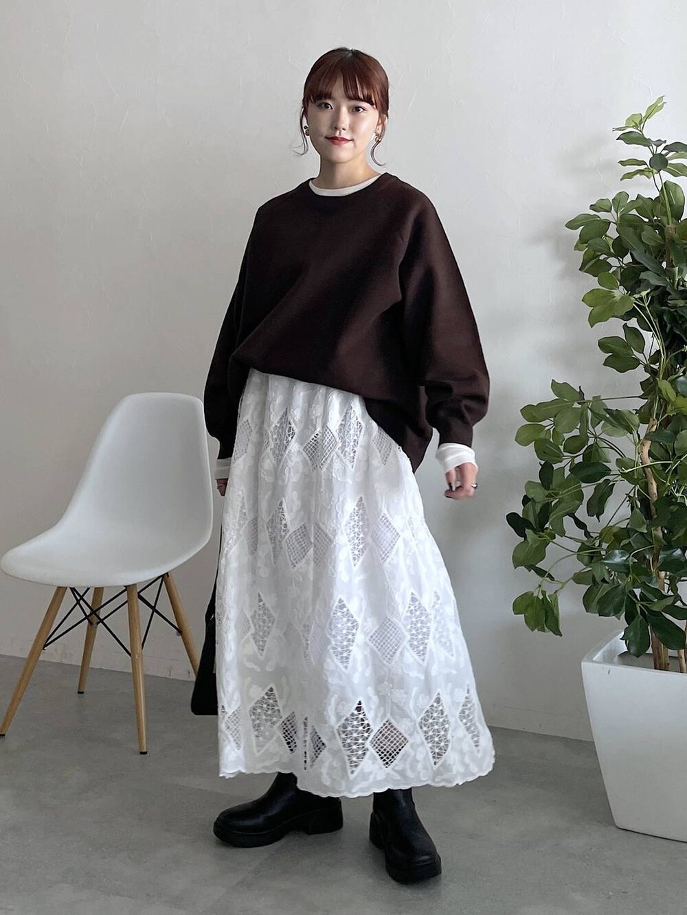 ホワイト系のTシャツ/カットソー、グレー系のニット/セーターを着用したレディースの秋コーディネートの6枚目の写真