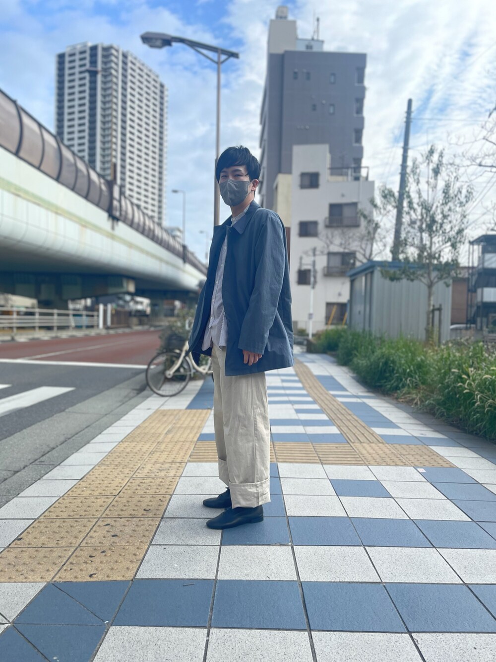 「自然派男子、休日スタイル、シンプル、シャツスタイル、おしゃれさんと繋がりたい、ストライプシャツ、カジュアル」｜「BEAMSのアイテム（ジャケット/アウター、ブルー系）」を使った、おもちさん（メンズ・178cm）の春コーディネートの2枚目の写真