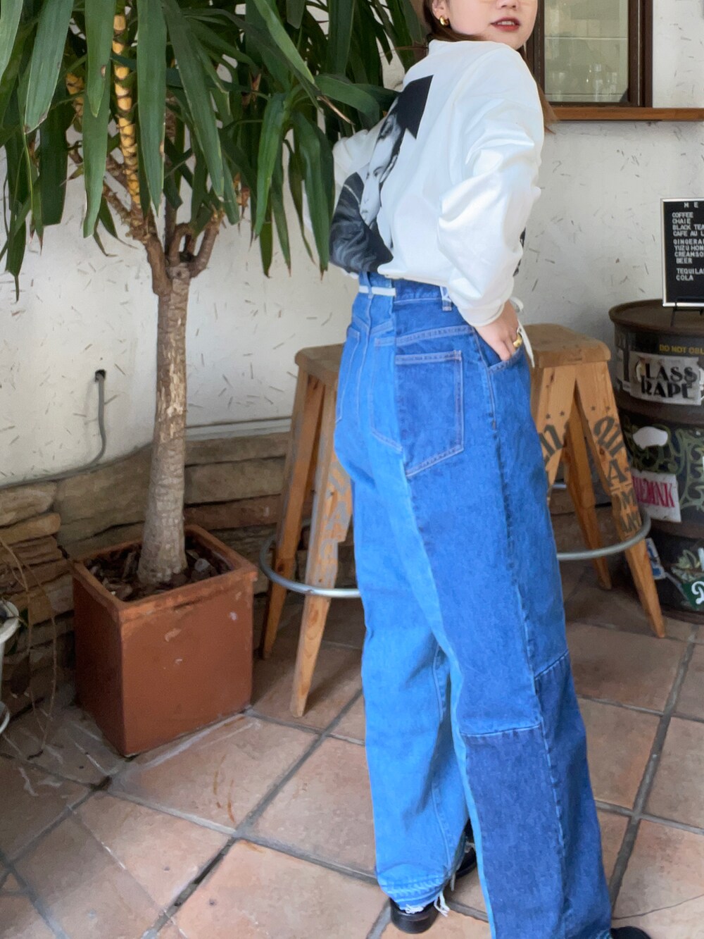 ブルー系のデニムパンツ、ホワイト系のTシャツ/カットソー、ブラック系のスリッポンを着用したレディースの冬コーディネートの2枚目の写真