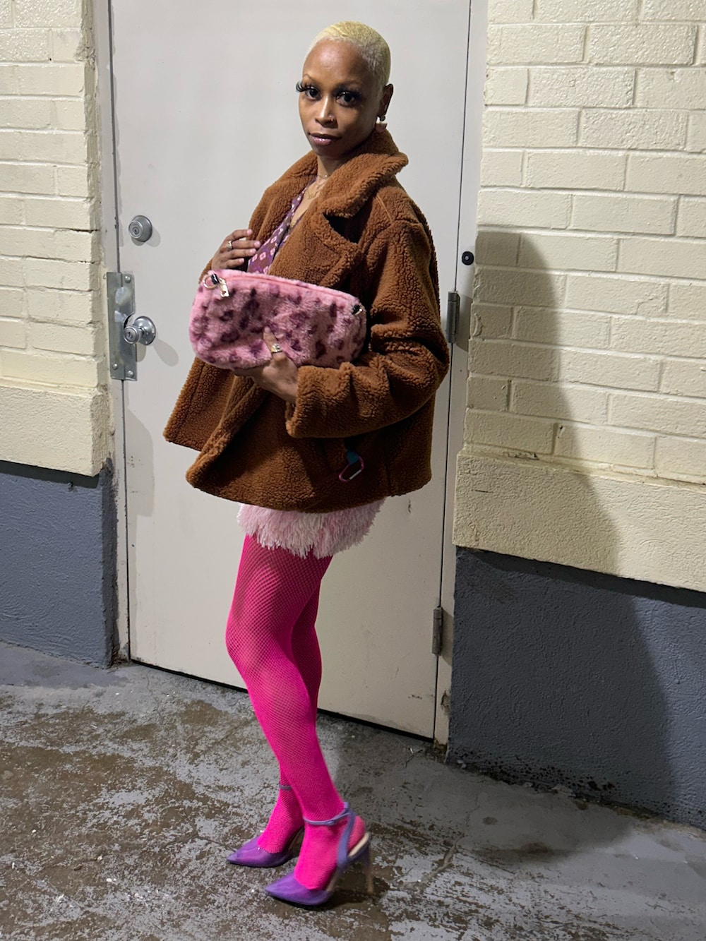 「fur、fuzzy、color block、fishnet、mesh、heels」｜「asosのアイテム（その他トップス、パープル系）」を使った、💎さん（レディース・157cm）の春コーディネートの2枚目の写真