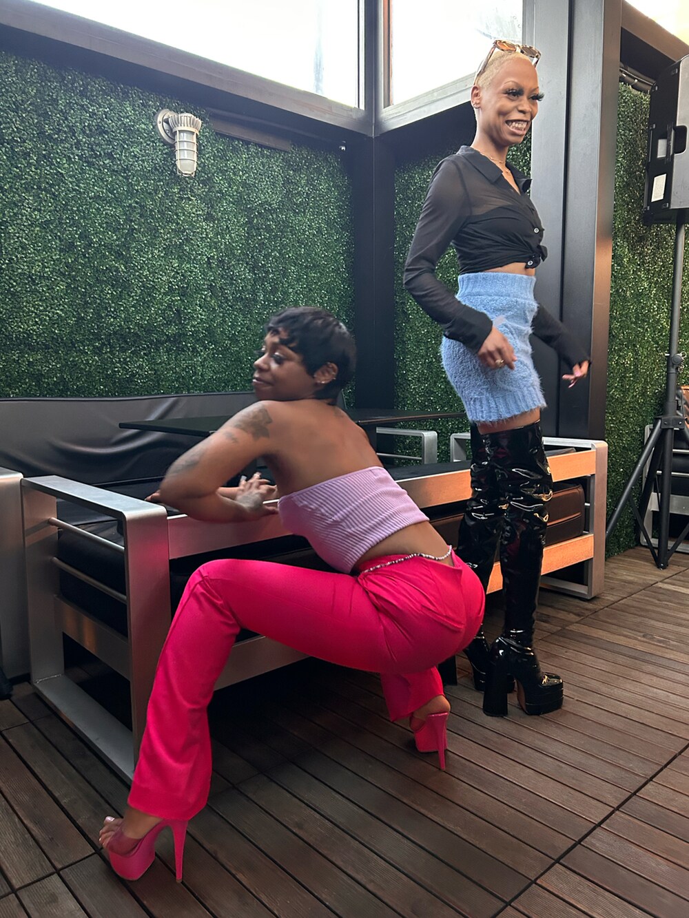 ブラック系のブーツ、ブルー系のスカート、ブラック系のシャツ/ブラウスを着用したレディースの春コーディネートの2枚目の写真