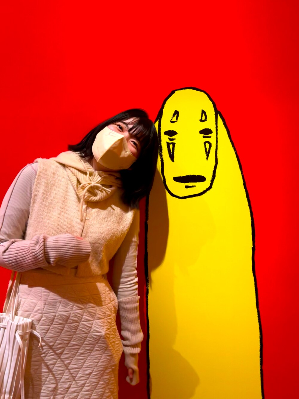 ホワイト系のモッズコート、ホワイト系のスカート、ホワイト系のその他パンツを着用したレディースの冬コーディネートの3枚目の写真