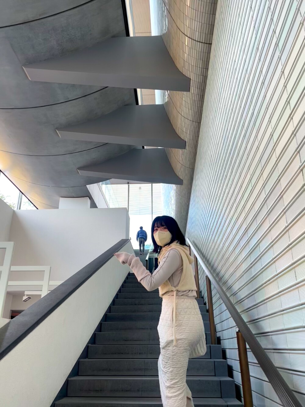 ホワイト系のモッズコート、ホワイト系のスカート、ホワイト系のその他パンツを着用したレディースの冬コーディネートの2枚目の写真