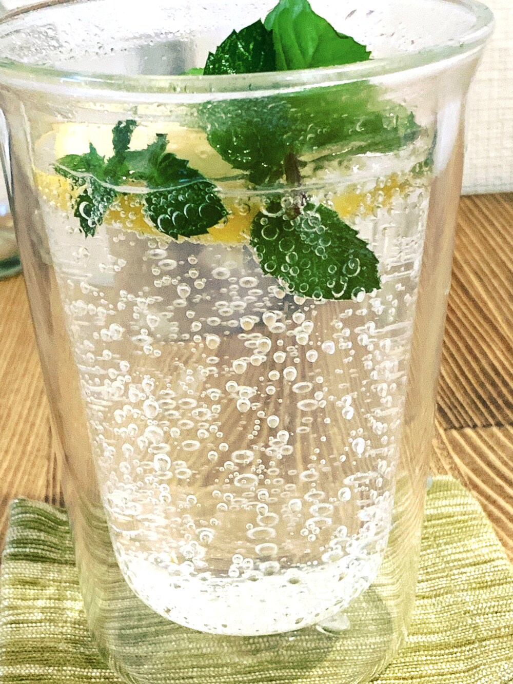 グリーン系の着物、シルバー系の和装小物を着用したレディースの夏コーディネートの2枚目の写真