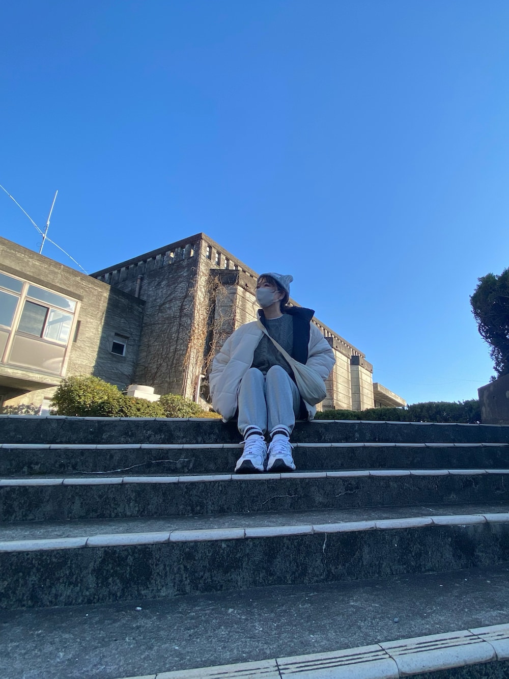 ホワイト系のTシャツ/カットソー、グリーン系のニット/セーター、その他のダウンジャケット/コートを着用したレディースの冬コーディネートの2枚目の写真