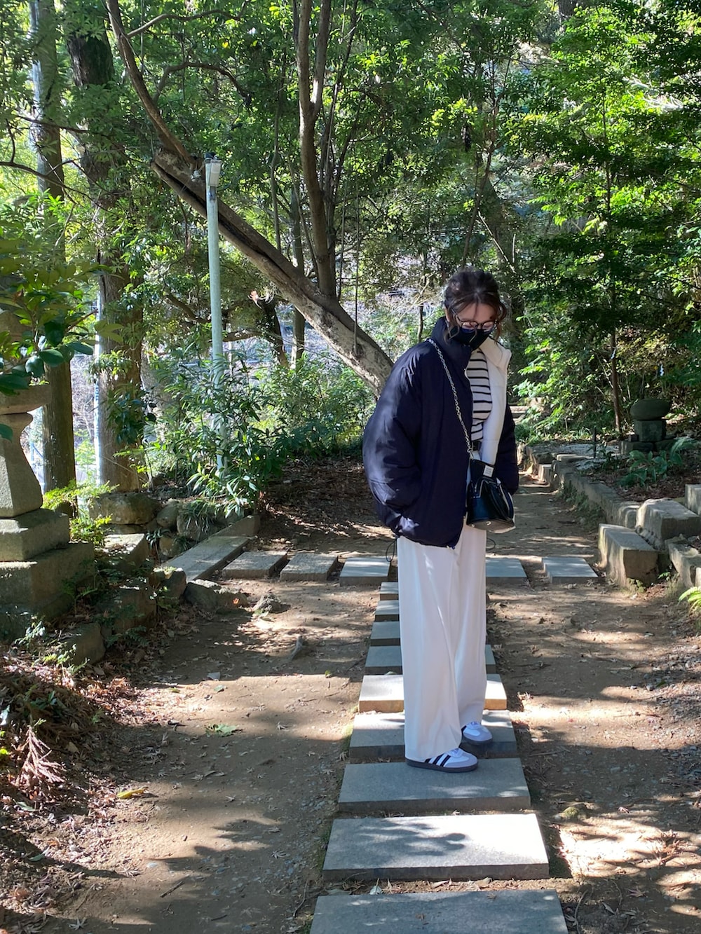 「きれいめカジュアル、ユニクロ、ボーダータートルネック、レザーベルト、タックワイドパンツ、しまむら、リバーシブルブルゾン、adidas、スニーカー、サンバ、SHEIN、黒縁メガネ、マルジェラ、5ac、おしゃれさんと繋がりたい」｜「UNIQLOのアイテム（その他パンツ、ホワイト系）」を使った、なのさん（レディース・159cm）の冬コーディネートの2枚目の写真