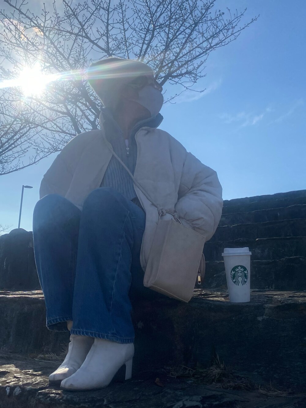 「冬を彩る色いろコーデ、セレクトショップ、ニット帽、KBF、レイヤードニット、Gildan、デニム、UNIQLO、GU、ショートブーツ、リバーシブルブルゾン、しまむら、着回しコーデ、ショルダーバッグ、おしゃれさんと繋がりたい」｜「solysombraのアイテム（ニットキャップ/ビーニー、ホワイト系）」を使った、なのさん（レディース・159cm）の冬コーディネートの3枚目の写真