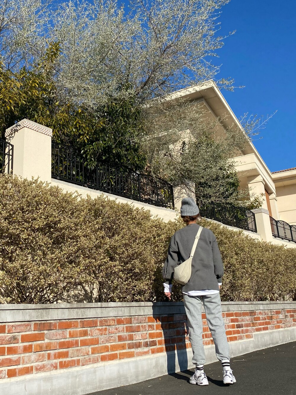 ホワイト系のTシャツ/カットソー、グリーン系のニット/セーター、その他のダウンジャケット/コートを着用したレディースの冬コーディネートの3枚目の写真