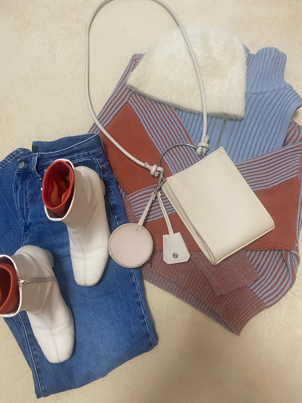 「冬を彩る色いろコーデ、セレクトショップ、ニット帽、KBF、レイヤードニット、Gildan、デニム、UNIQLO、GU、ショートブーツ、リバーシブルブルゾン、しまむら、着回しコーデ、ショルダーバッグ、おしゃれさんと繋がりたい」｜「solysombraのアイテム（ニットキャップ/ビーニー、ホワイト系）」を使った、なのさん（レディース・159cm）の冬コーディネートの4枚目の写真